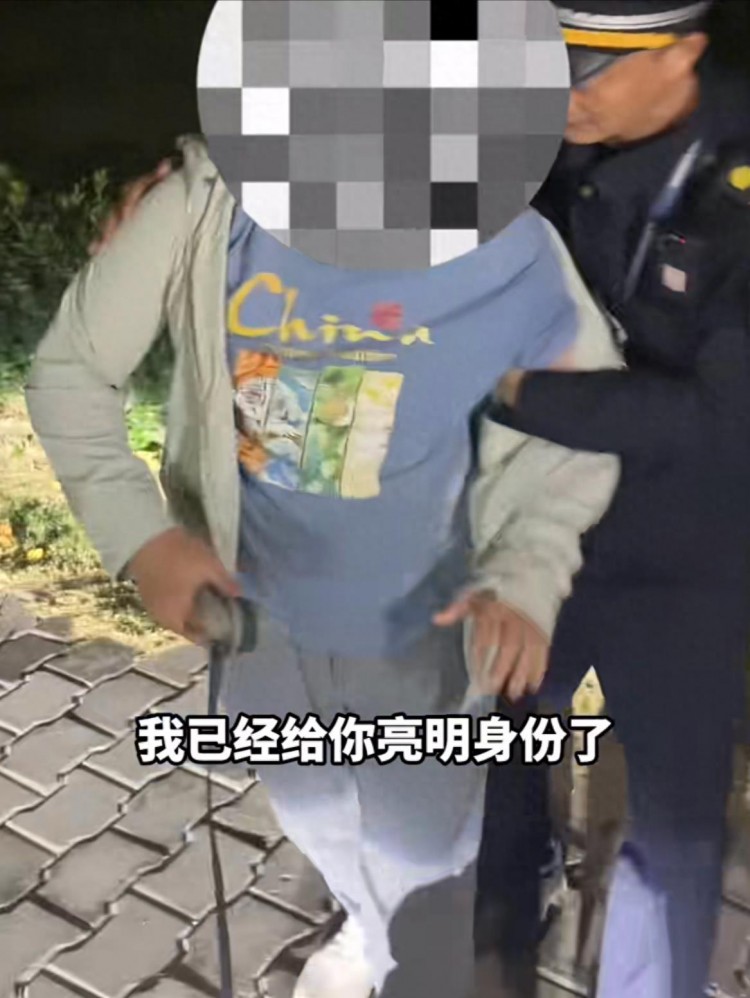 郑州男子遛法斗遭追捕呼吁保护宠物安全